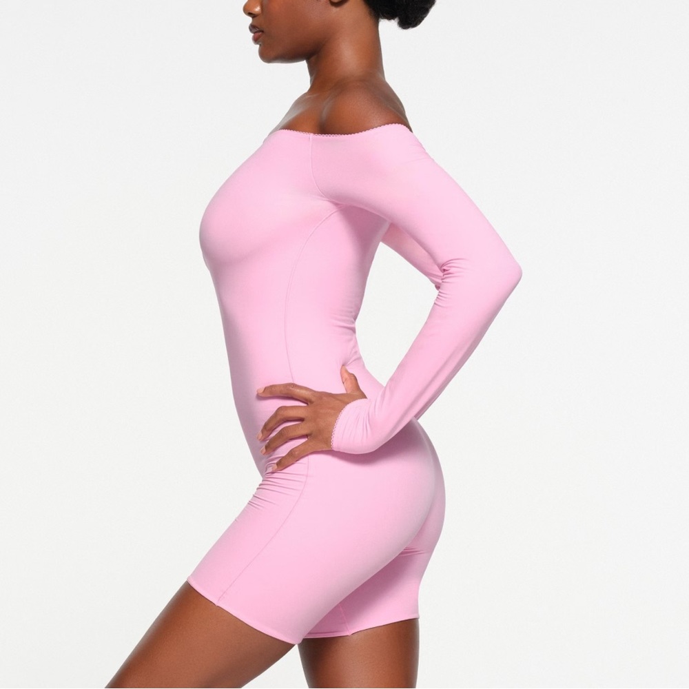 SKIMS Fits Everybody Picot Off-the-Shoulder Onesie — Bubblegum | Size M | NWT - Picture 4 of 6